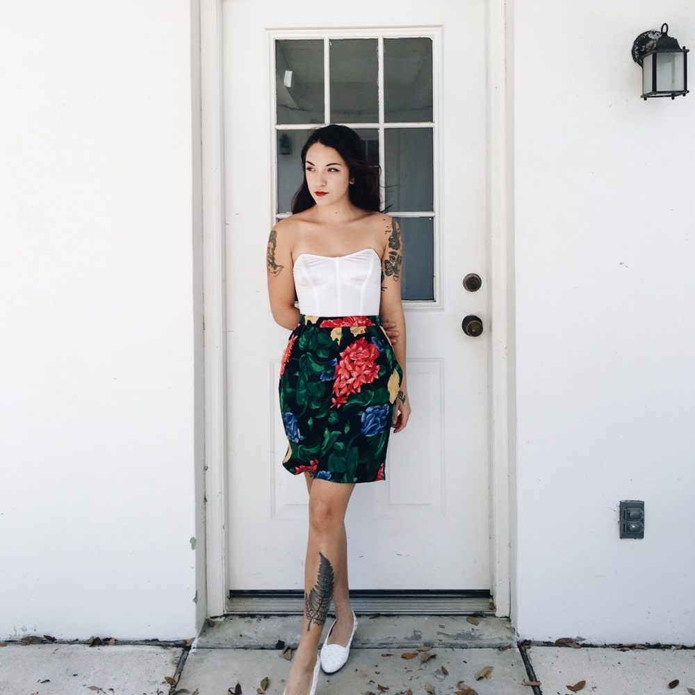 SOLD! 80’s Silk Floral Shorts by Anne Klein⠀ - Picture 4 of 4